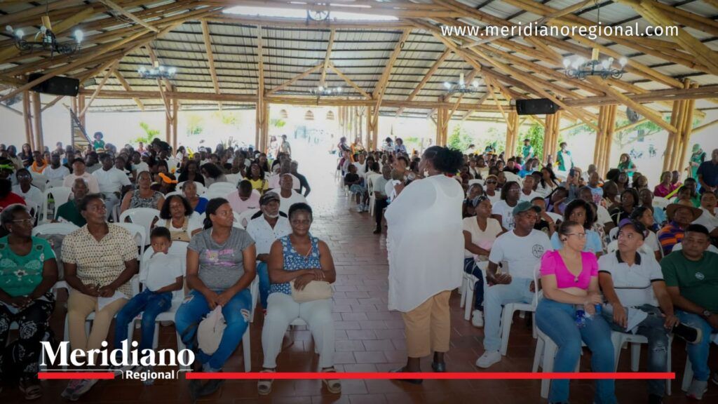 Roxana Mejía interviene ante comunidades del sur del Cauca defendiendo la Curul Especial de Paz y la representación de las víctimas.