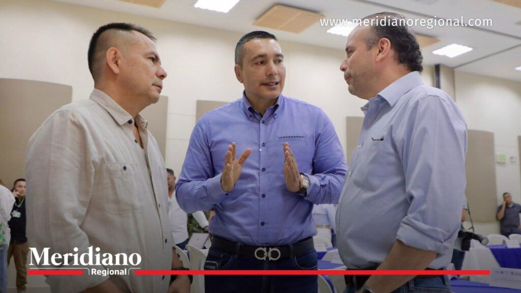 Liderazgo regional en el Consejo de Seguridad en Santander de Quilichao - Meridiano Regional Alejandro Eder, Luis Eduardo Grijalba y Jorge Octavio Guzmán conversan durante el Consejo de Seguridad en Santander de Quilichao.