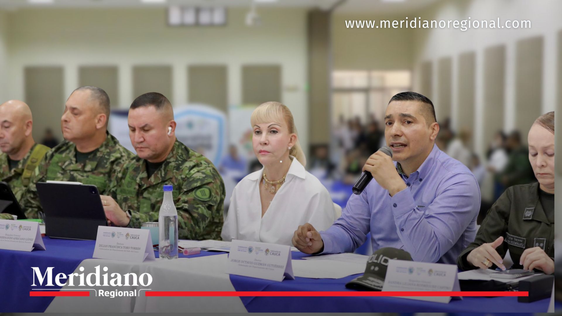El gobernador del Cauca, Jorge Octavio Guzmán, interviene durante el Consejo de Seguridad en Santander de Quilichao, acompañado por la gobernadora del Valle, Dilian Francisca Toro, y altos mandos de la Fuerza Pública.