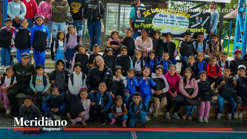 Entrega de kits escolares en institución educativa del sur del Cauca - Meridiano Regional Estudiantes de una institución educativa rural del Cauca reciben kits escolares del programa Cafeciendo Sueños junto a docentes y autoridades.