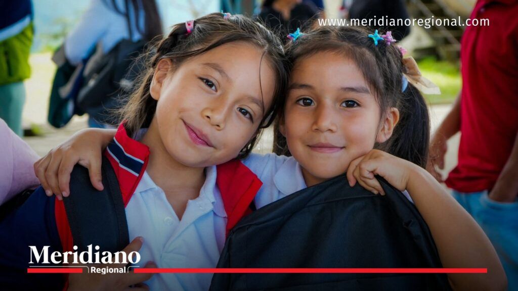 Niñas beneficiadas por Cafeciendo Sueños en el Cauca - Meridiano Regional Niñas del Cauca sonríen mientras sostienen mochilas entregadas por el programa Cafeciendo Sueños.