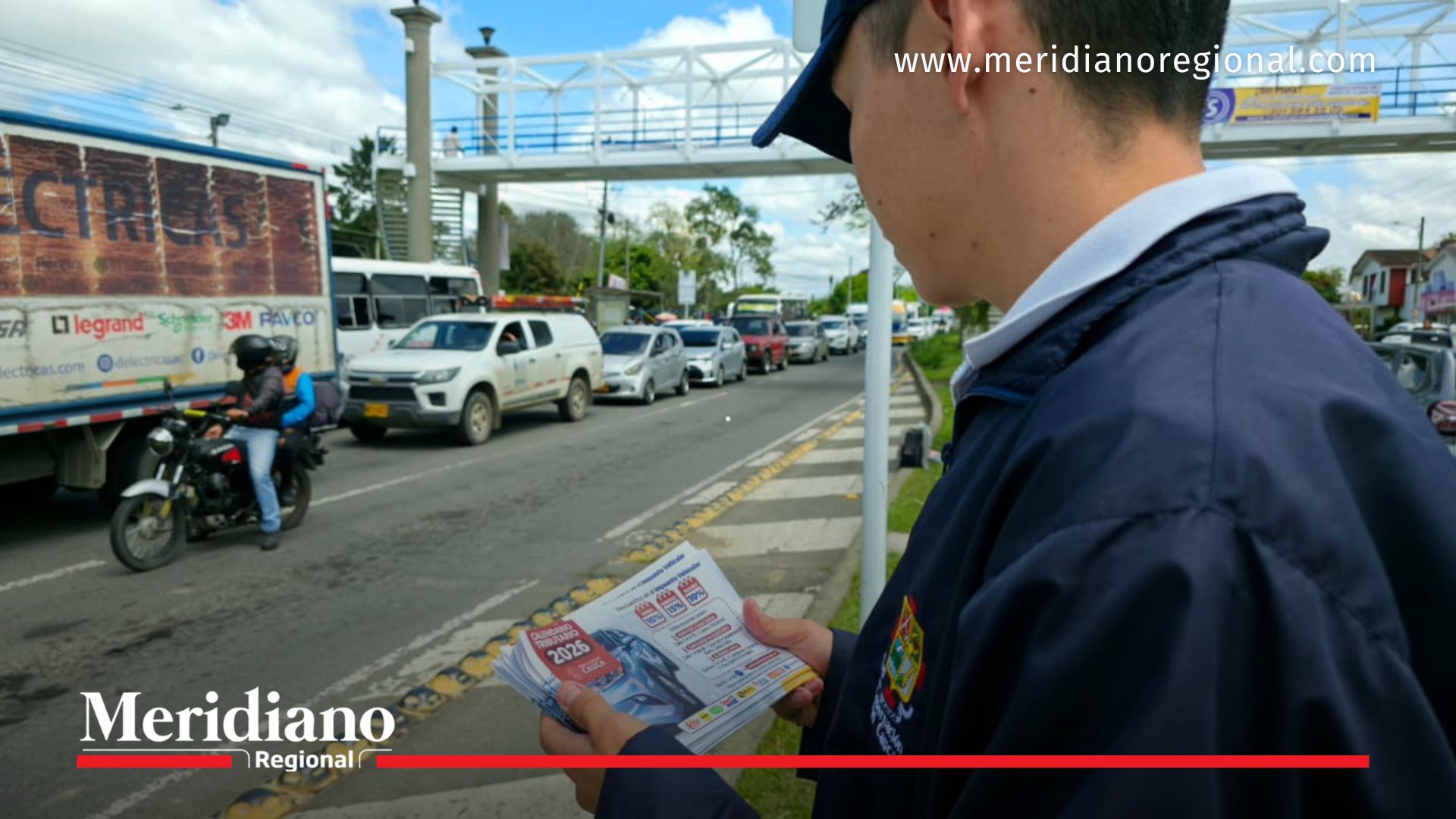 Funcionario realiza entrega de material informativo sobre el impuesto vehicular 2026 en vía pública del Cauca, como parte de la estrategia de cultura tributaria liderada por la Secretaría de Hacienda Departamental.