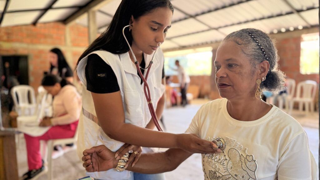 Profesional de salud revisa a adulta mayor durante jornada médica en zona rural de Santander de Quilichao, Cauca.