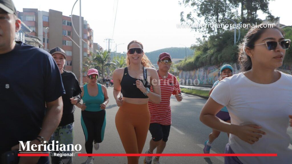 María Victoria Guzmán lidera jornada deportiva en Popayán - Meridiano Regional María Victoria Guzmán trotando en una vía de Popayán junto a varias personas durante una actividad deportiva del evento Mujeres en Comunidad.