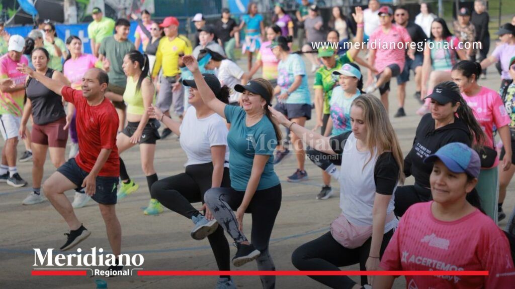 Asistentes disfrutan jornada deportiva de Mujeres en Comunidad en Popayán - Meridiano Regional Grupo de personas realizando ejercicios y baile deportivo en una jornada al aire libre del evento Mujeres en Comunidad en Popayán.