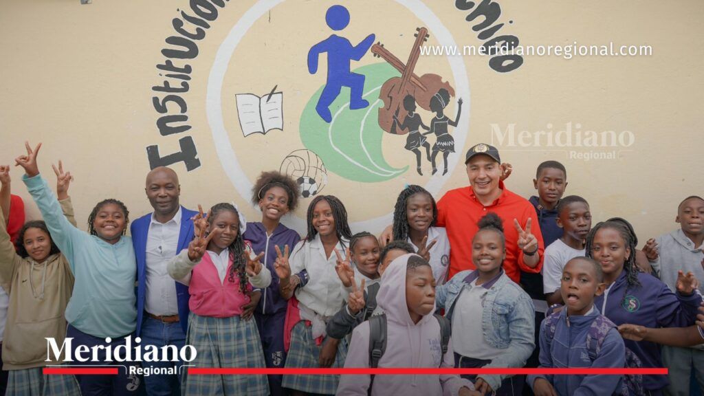 Octavio Guzmán y Wilson Mina con estudiantes en Guachené - Meridiano Regional Autoridades departamentales y municipales comparten con estudiantes durante visita institucional en Guachené.
