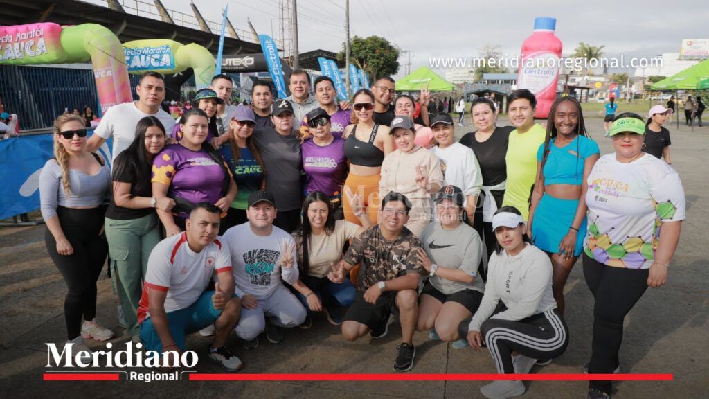 María Victoria Guzmán y asistentes participan en jornada de Mujeres en Comunidad - Meridiano Regional Grupo de personas posando junto a María Victoria Guzmán en una actividad del evento Mujeres en Comunidad en Popayán.