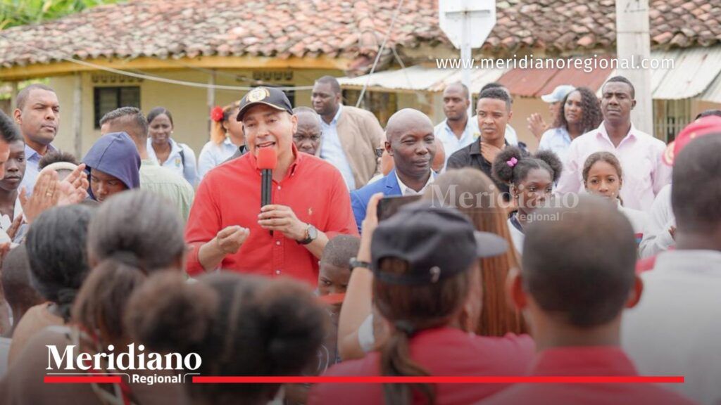 Octavio Guzmán en encuentro comunitario en Guachené - Meridiano Regional Gobernador del Cauca Octavio Guzmán hablando con la comunidad en Guachené durante entrega de obras y anuncios de inversión y a su lado el alcalde de Guachené Willinton Mina.