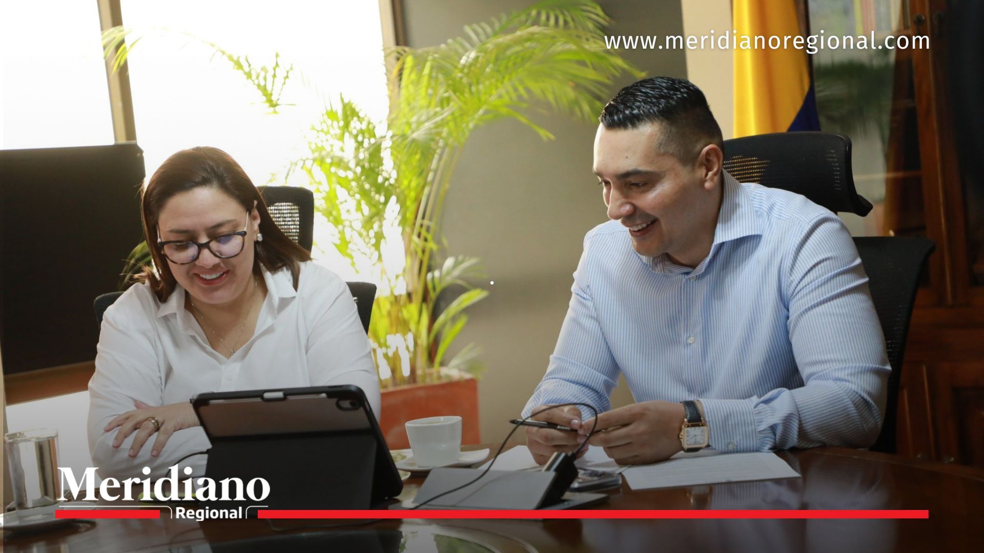 Gobernador del Cauca, Octavio Guzmán, en la firma que marca su presidencia en el OCAD Pacífico, un paso importante para el desarrollo regional del Cauca y el Pacífico colombiano.