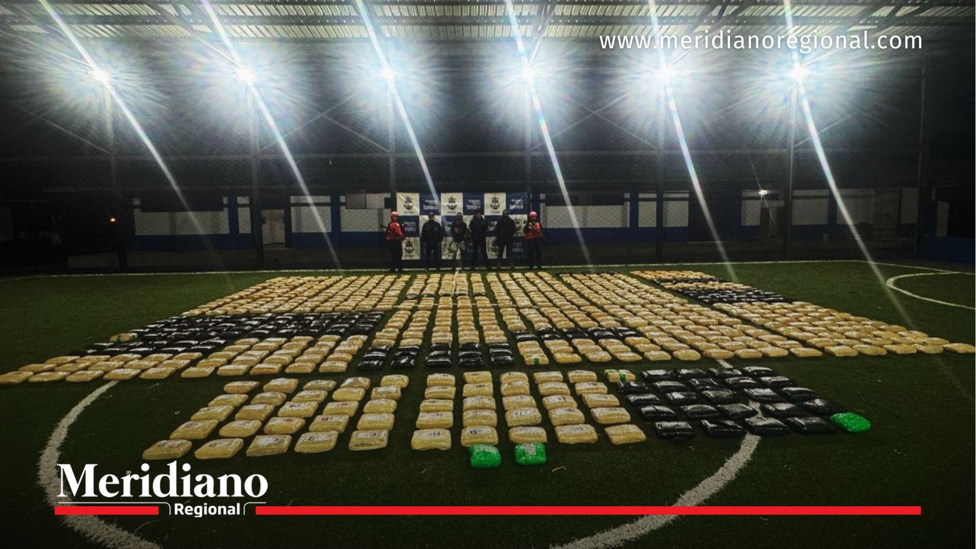 Imagen oficial del cargamento de marihuana incautado en el Pacífico colombiano, donde se observan los paquetes organizados y los tres capturados durante la operación naval. La acción fue desarrollada por la Armada Nacional de Colombia con apoyo de la JIATFS y el Comando Sur de EE. UU., en el marco de la lucha contra el narcotráfico marítimo.