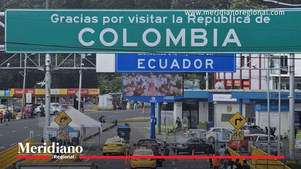Frontera entre Colombia y Ecuador con señalización oficial, vehículos y tránsito comercial afectado por los aranceles del 50%.