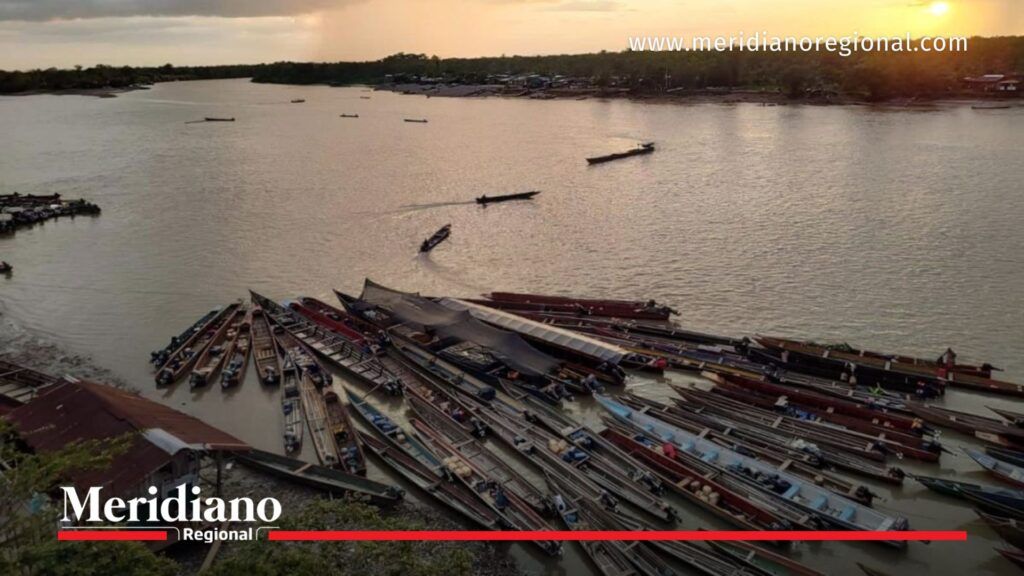 Atardecer en río del Chocó con lanchas y transporte fluvial, clave para el blindaje electoral en Chocó durante elecciones 2026.