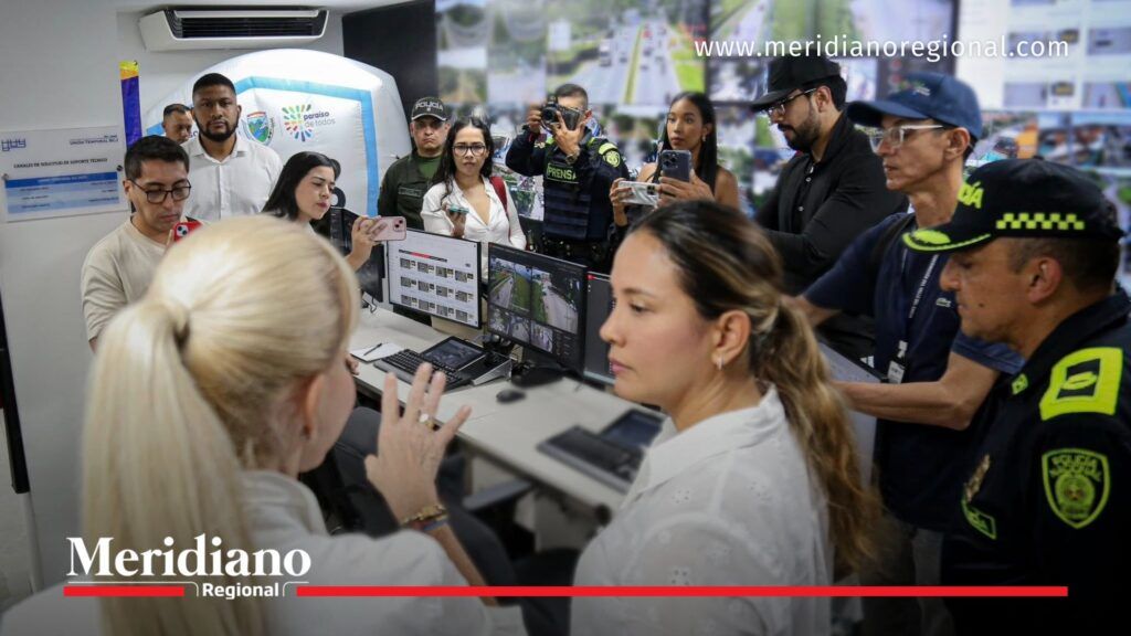 Dilian Francisca Toro y la alcaldesa de Jamundí supervisan el sistema de videovigilancia en Jamundí con inteligencia artificial en el centro de monitoreo.