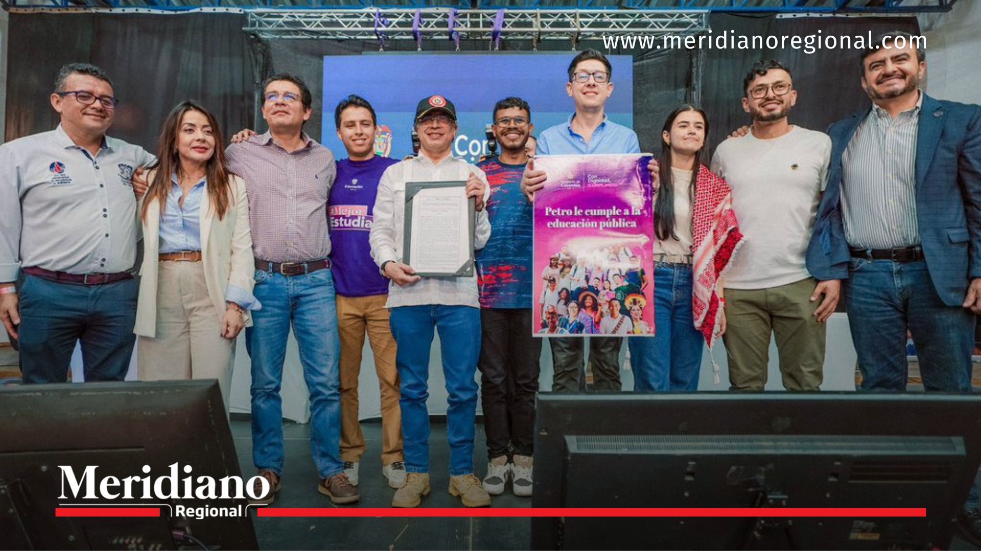El presidente Gustavo Petro sostiene el documento de la reforma Ley 30, que cambia el modelo de financiación de las universidades públicas en Colombia.