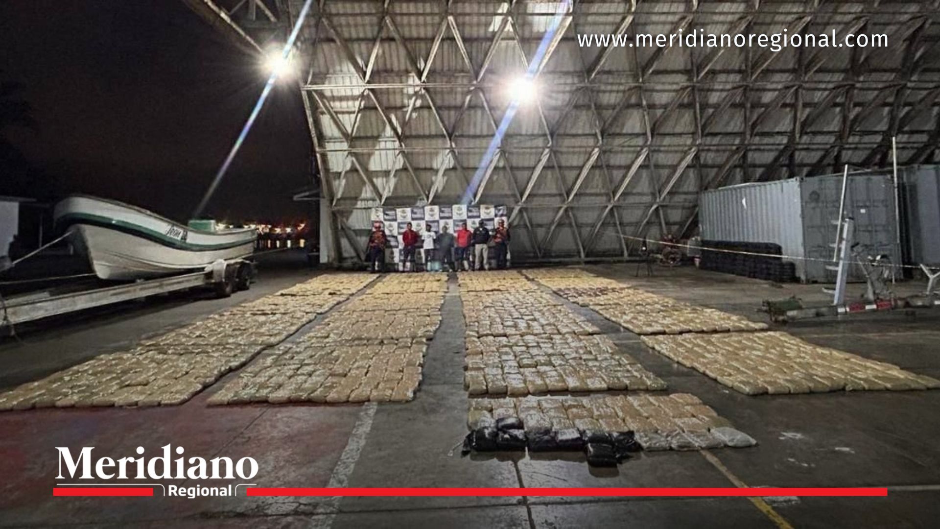 Autoridades presentan el cargamento de marihuana incautado tras la interceptación de una narcolancha en el Pacífico durante una operación de la Armada de Colombia.