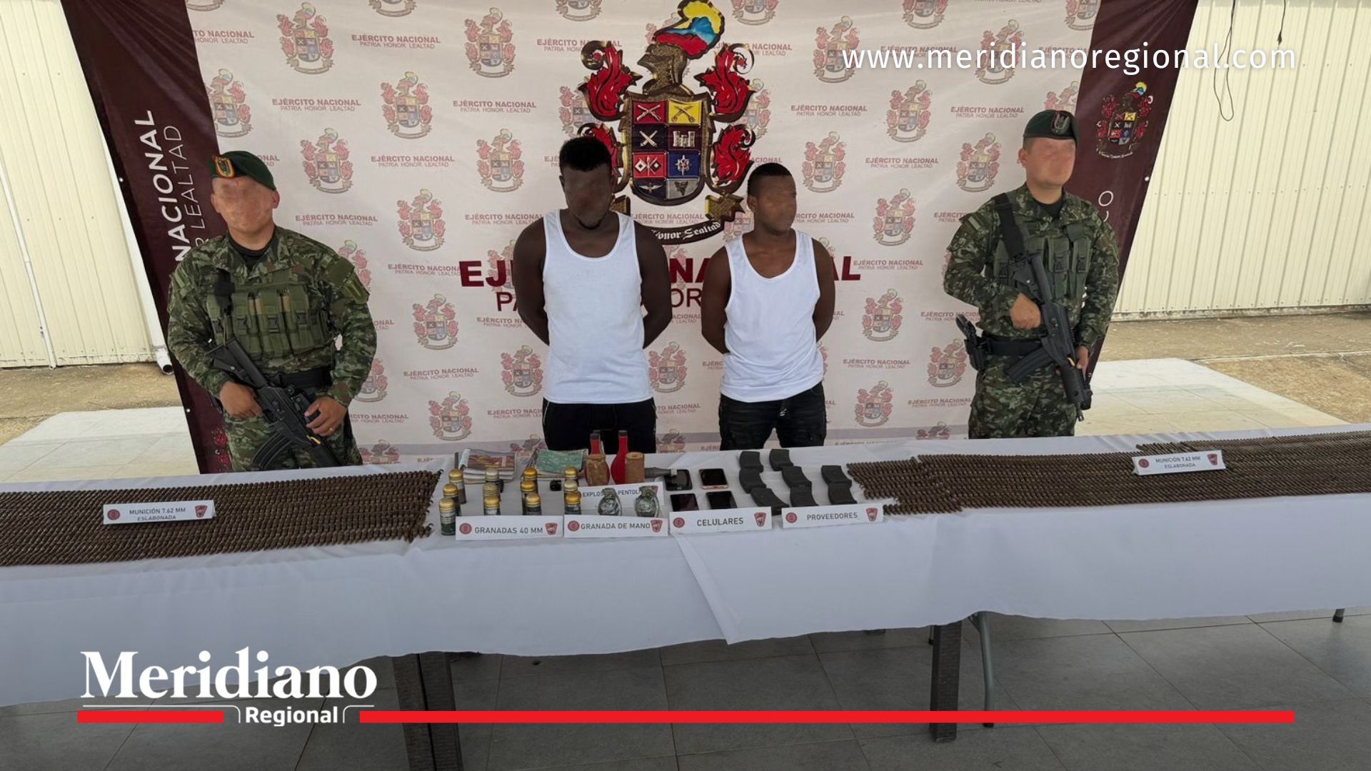 Capturados y armas incautadas por el Ejército en operativo contra el narcotráfico en Nariño.