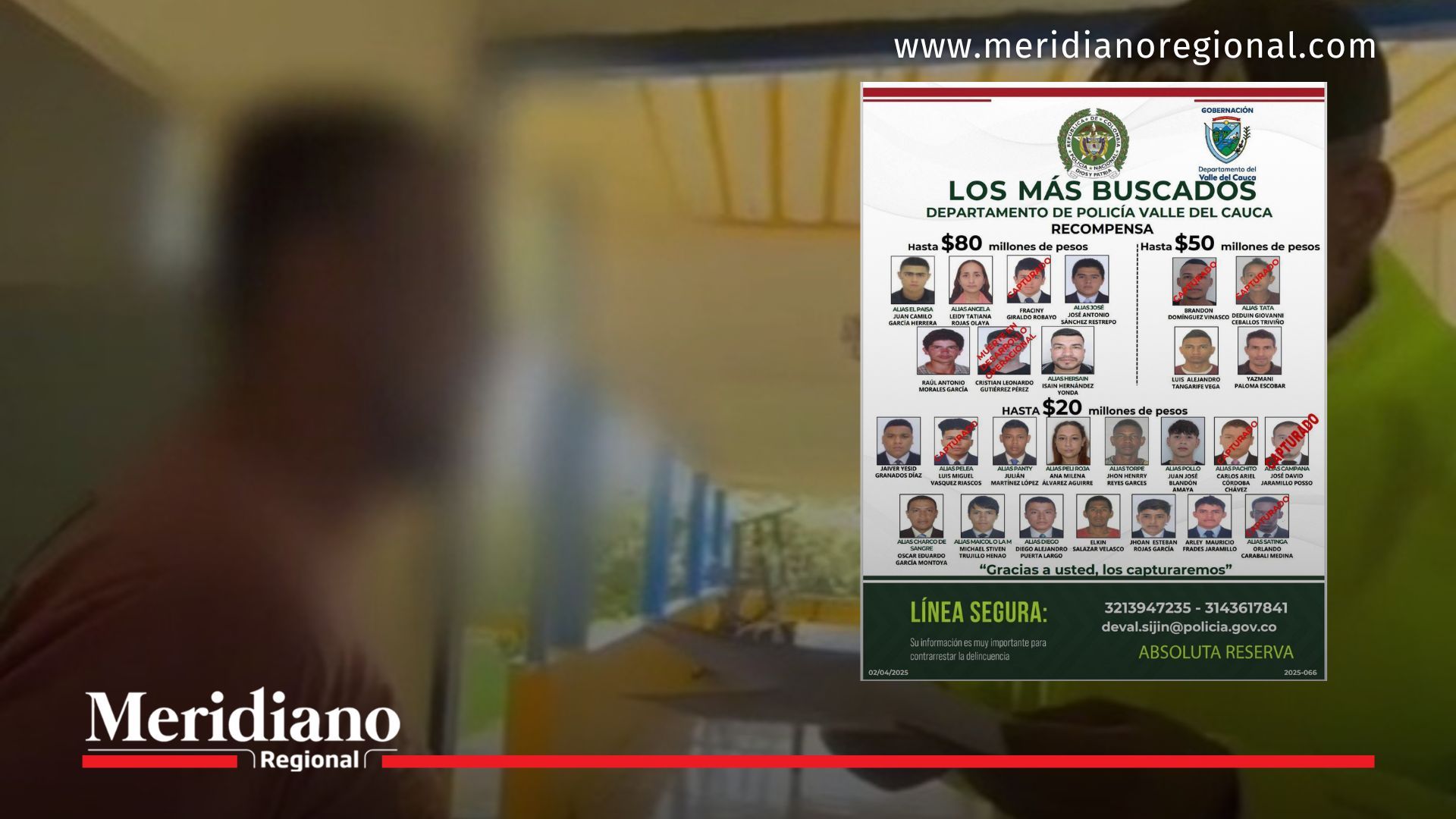 Momento en que un uniformado de la Policía notifica la captura de alias Campana, presunto integrante de la organización criminal La Oficina del Norte del Valle.