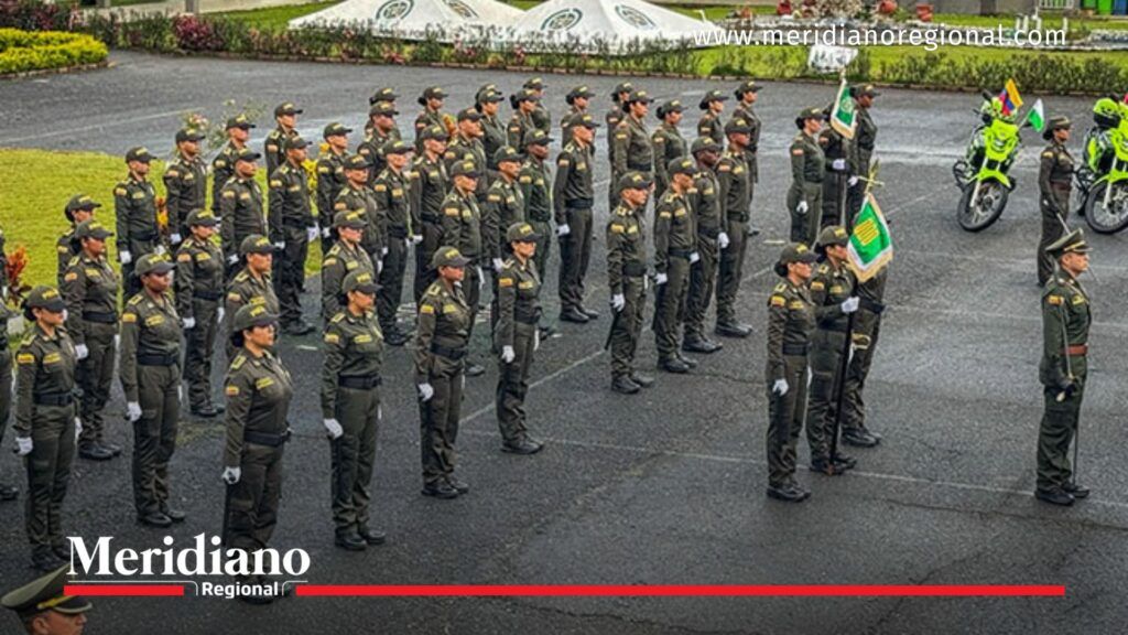 Policías formados para operativos del Plan Democracia contra delitos electorales en Colombia.
