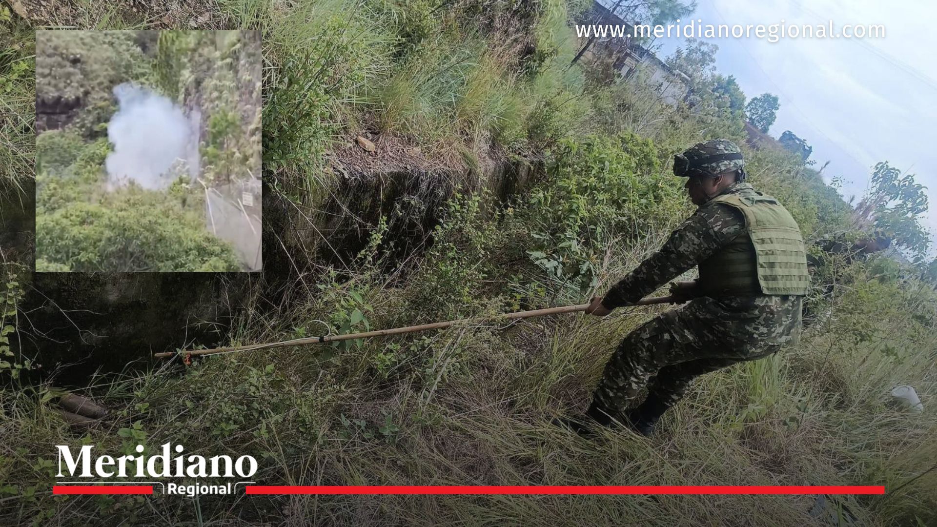 Soldado del Ejército inspecciona explosivos en Suárez Cauca antes de la detonación controlada.