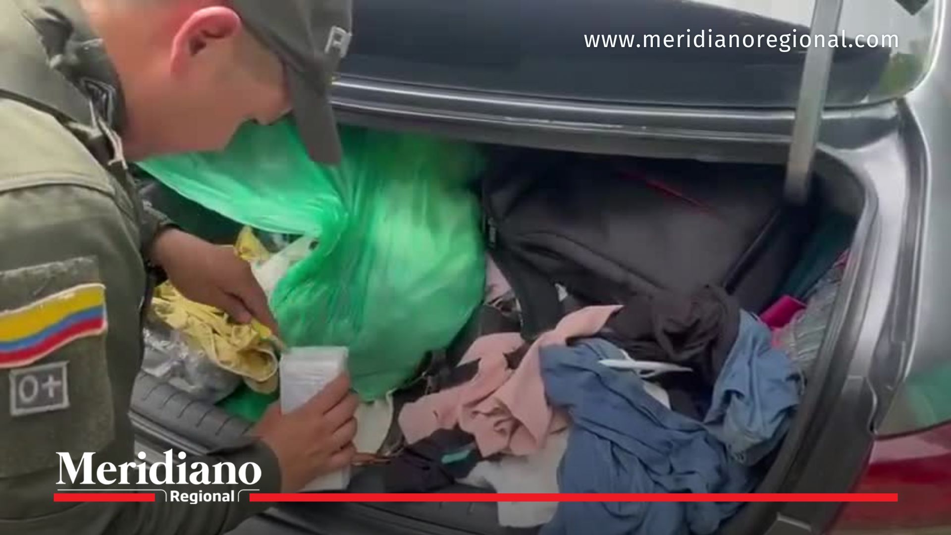 Uniformados de la Policía Nacional inspeccionan un vehículo durante operativos del Plan Democracia en el Valle del Cauca, donde fueron halladas grandes sumas de dinero en efectivo que ahora son investigadas por posible compra de votos.