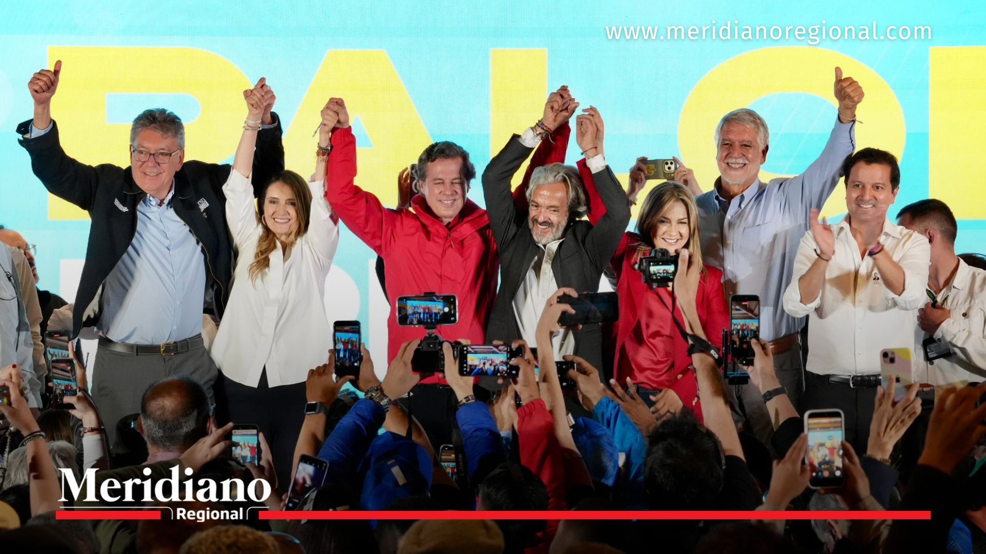 Los candidatos de la Gran Consulta por Colombia celebran los resultados electorales tras conocerse el preconteo de la jornada del 8 de marzo de 2026.