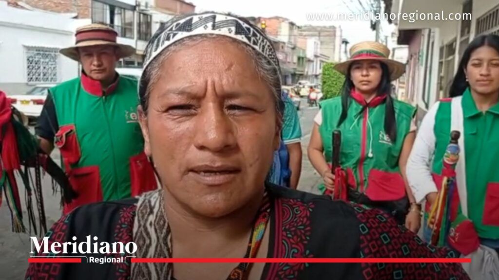 Aída Quilcué con la Guardia Indígena del CRIC - Meridiano Regional Aída Quilcué junto a integrantes del CRIC y la Guardia Indígena del Cauca.