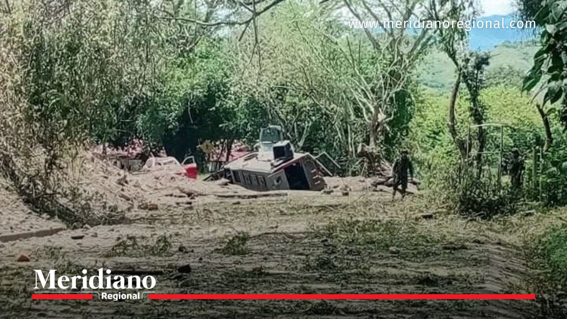 Vehículos afectados y daños en la vía Panamericana tras ataque en El Estanquillo en el municipio de Patía, Cauca.