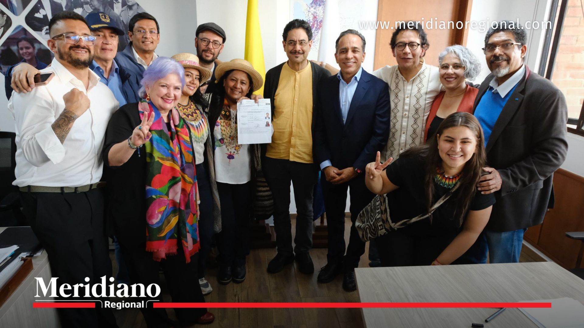 Iván Cepeda y Aída Quilcué posan junto a miembros de su campaña tras oficializar la inscripción de su candidatura presidencial ante la Registraduría.