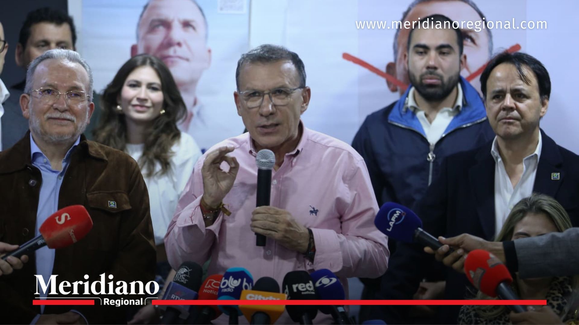 Roy Barreras durante una rueda de prensa en la que se refirió a la búsqueda de su fórmula vicepresidencial para las elecciones presidenciales de 2026.