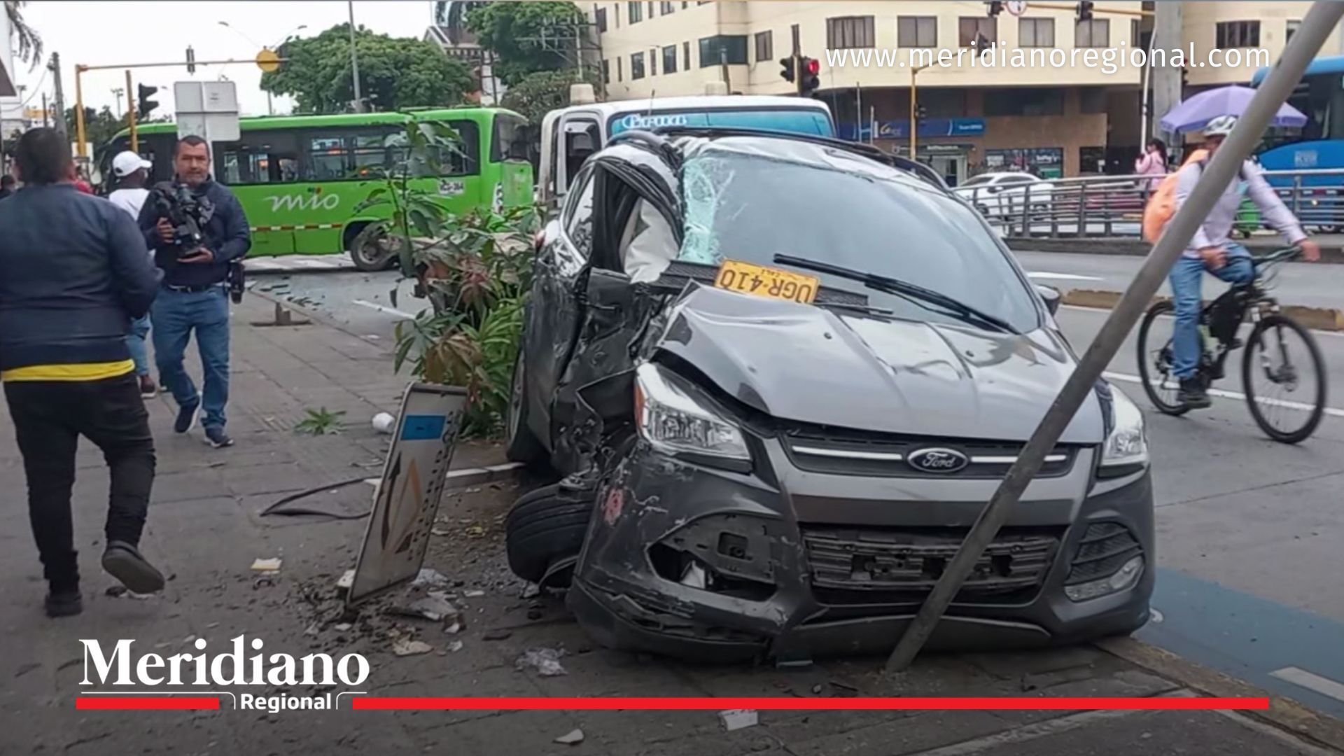 Vehículo destruido tras el accidente de tránsito en Cali en el que resultó herido Freddy Rincón en abril de 2022.