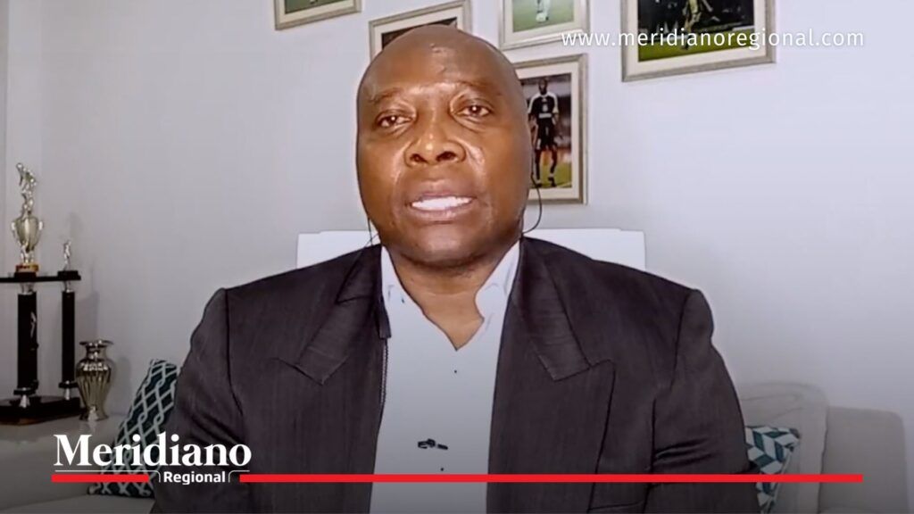 Freddy Rincón durante una entrevista en su casa antes del accidente que causó su muerte en Cali en 2022.