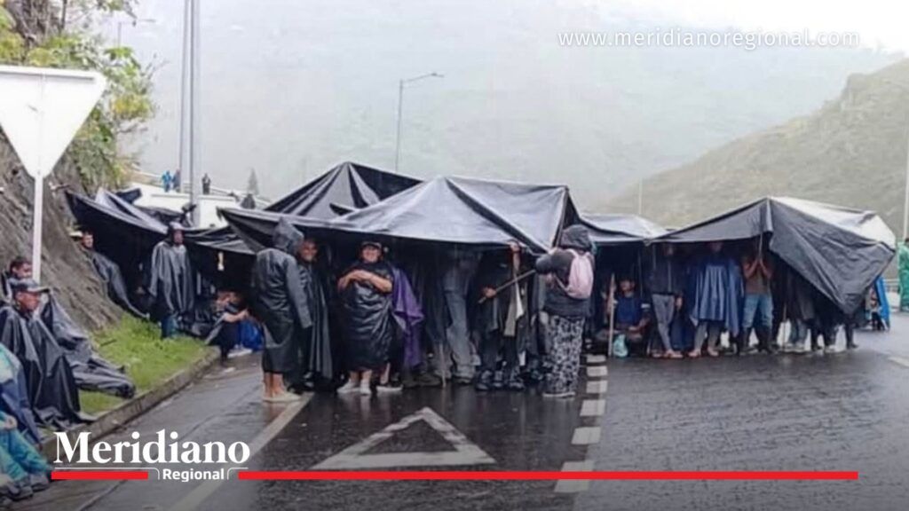 Bloqueo en El Pedregal Nariño sobre la vía Panamericana - Meridiano Regional Personas bloquean la vía Panamericana en El Pedregal Nariño durante protesta por obras viales.