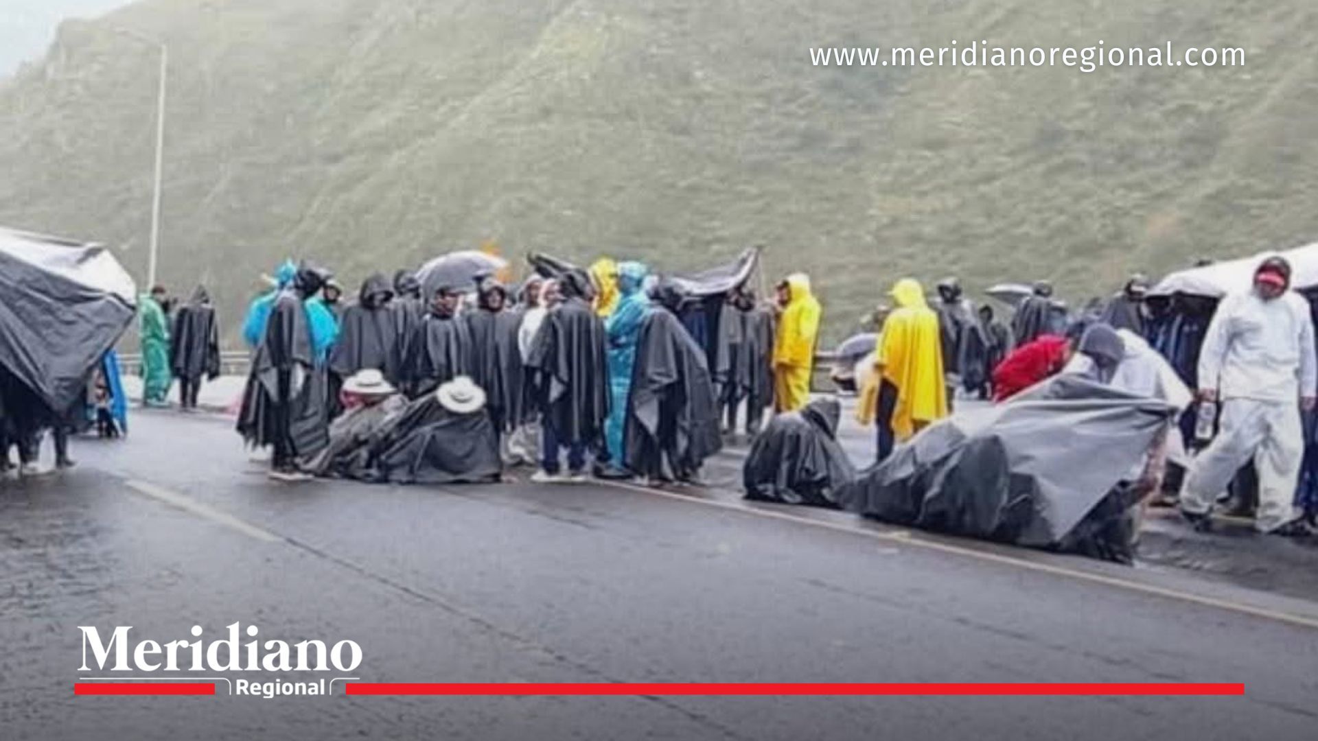 Comunidades protestan y bloquean la vía Panamericana en El Pedregal Nariño durante manifestación por obras viales.