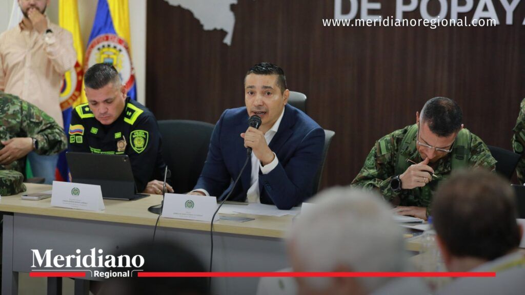 Gobernador del Cauca Octavio Guzmán durante reunión de seguridad tras explosión en Cauca