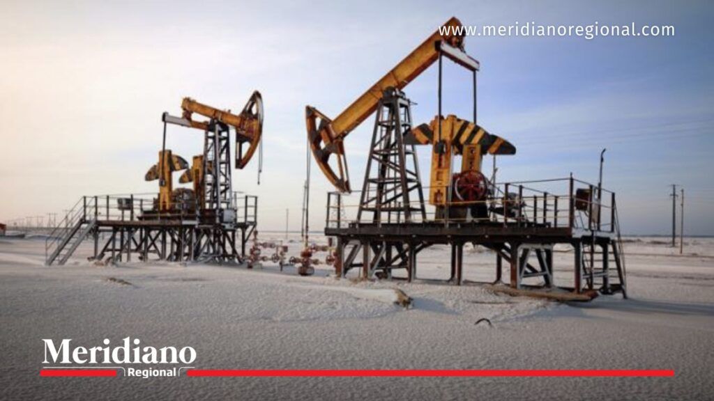Extracción de petróleo ruso en campo petrolero de Rusia en medio de la crisis energética mundial.