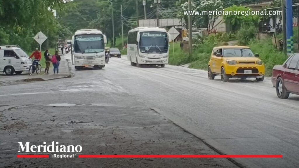 derrame químico Yumbo espuma blanca en la vía Cali Yumbo vehículos circulando con precaución
