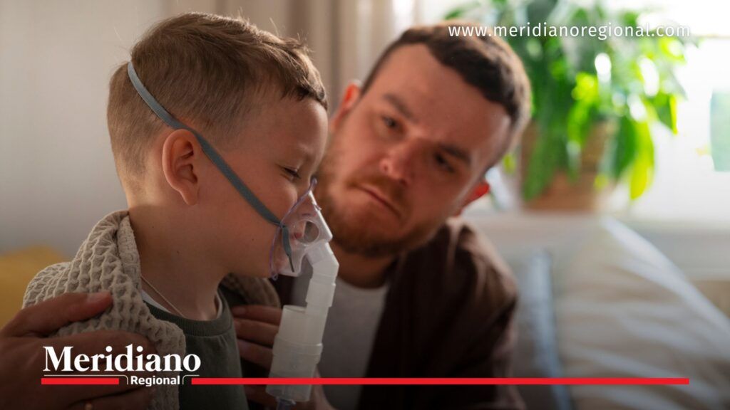 Padre cuida a su hijo con discapacidad y acceso a pensión especial - Meridiano Regional Padre cuidando a hijo enfermo que podría beneficiarse de pensión especial por hijo con discapacidad en Colombia