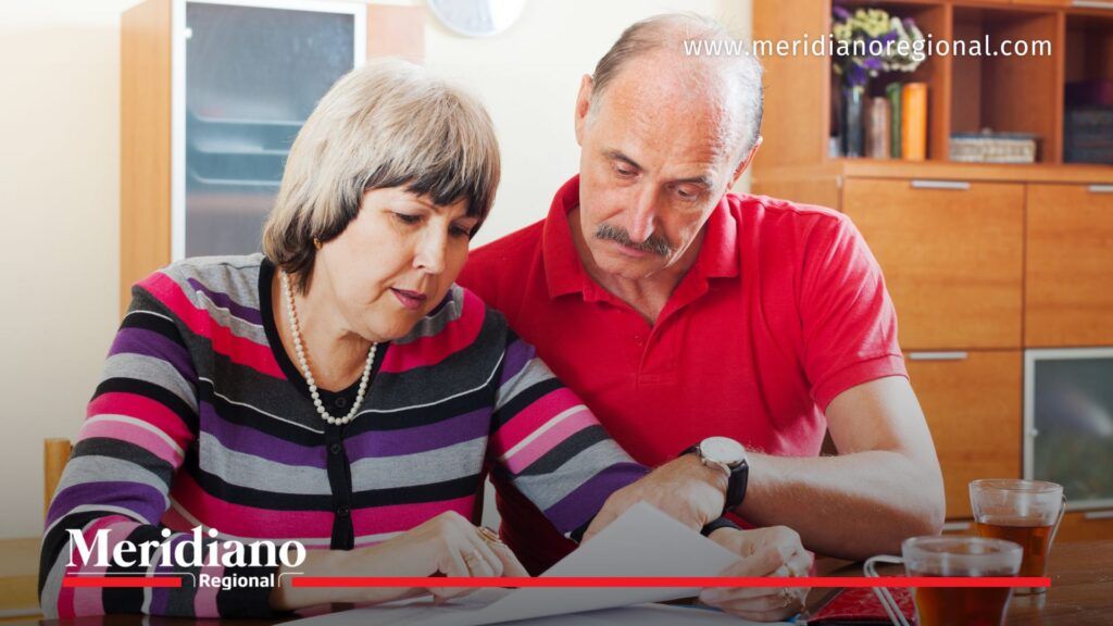 Adultos mayores revisan cotización para acceder a pensión especial - Meridiano Regional Adultos mayores revisando cotización y documentos para solicitar pensión especial en Colombia