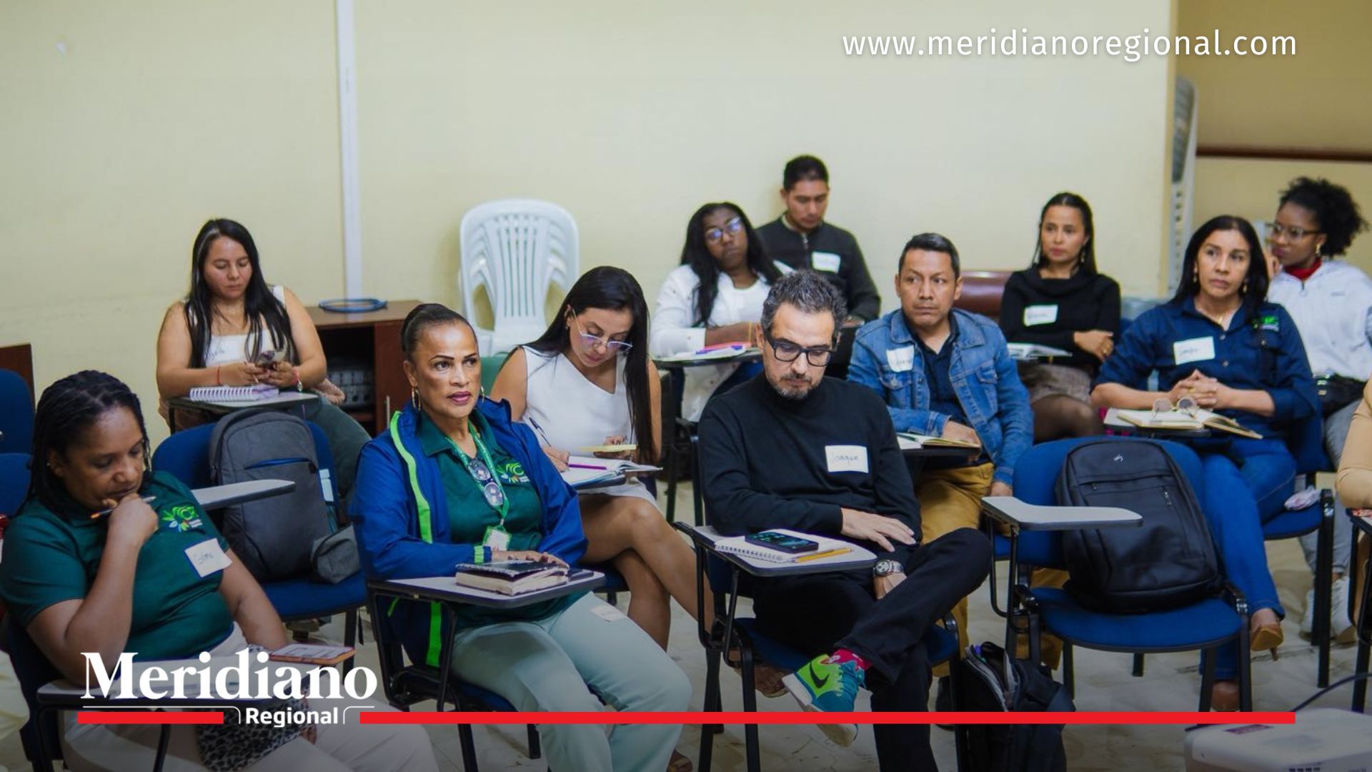 Funcionarios y participantes en taller de conservación marino costera realizado por la CRC en Popayán