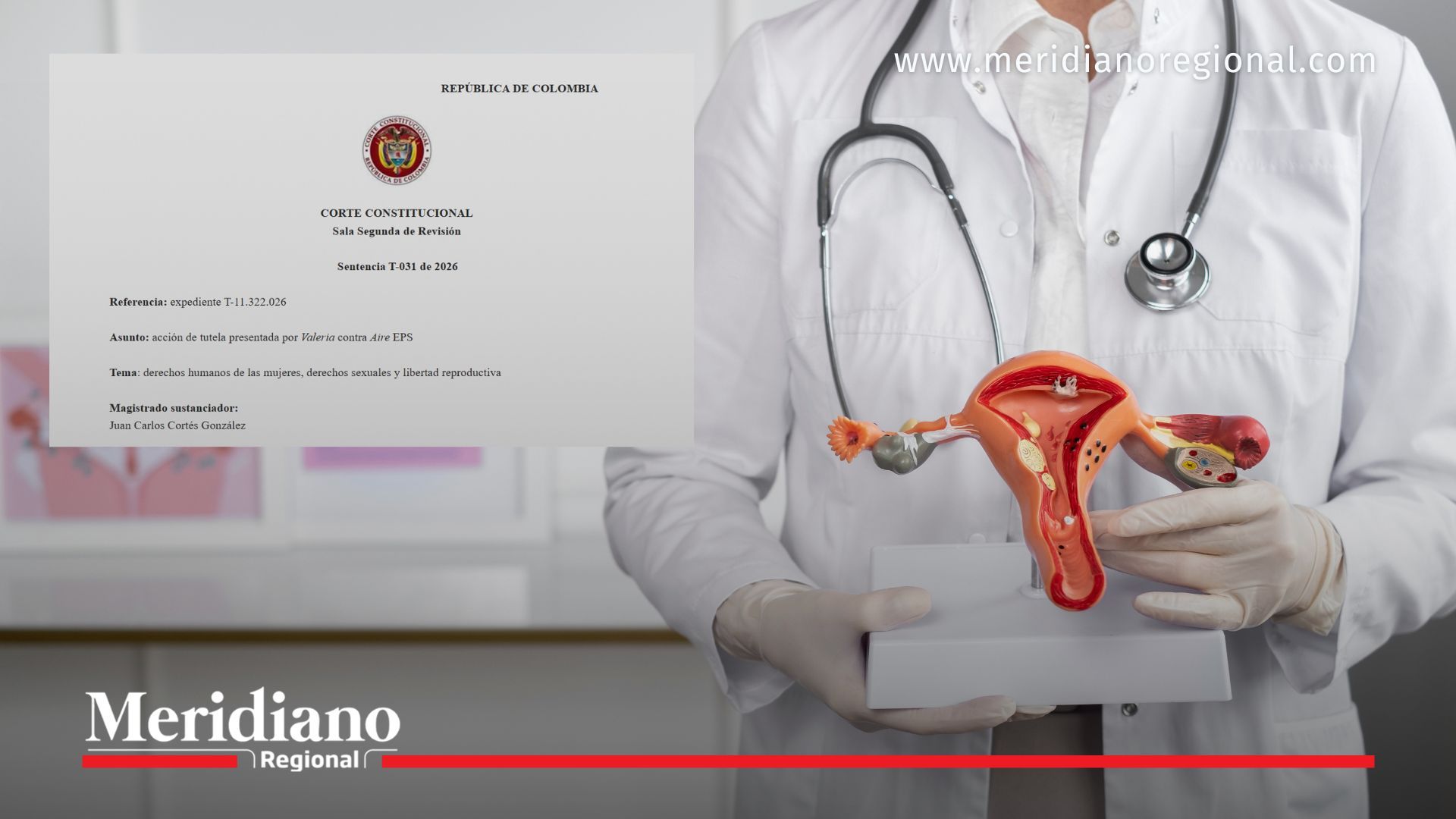 Médico especialista muestra un modelo del aparato reproductor femenino para explicar procedimientos relacionados con la ligadura de trompas Colombia y la fertilidad.