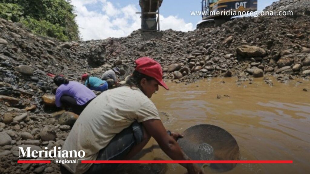 personas trabajando en minería ilegal en Nariño extracción de oro informal con impacto ambiental