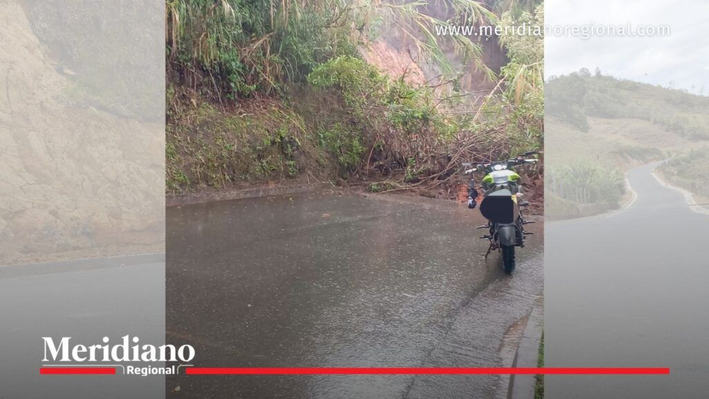 Derrumbe vía Timbío Paispamba por lluvias en Cauca - Meridiano Regional Derrumbe en la vía Timbío Paispamba con tierra y ramas sobre la carretera en medio de lluvias en Cauca