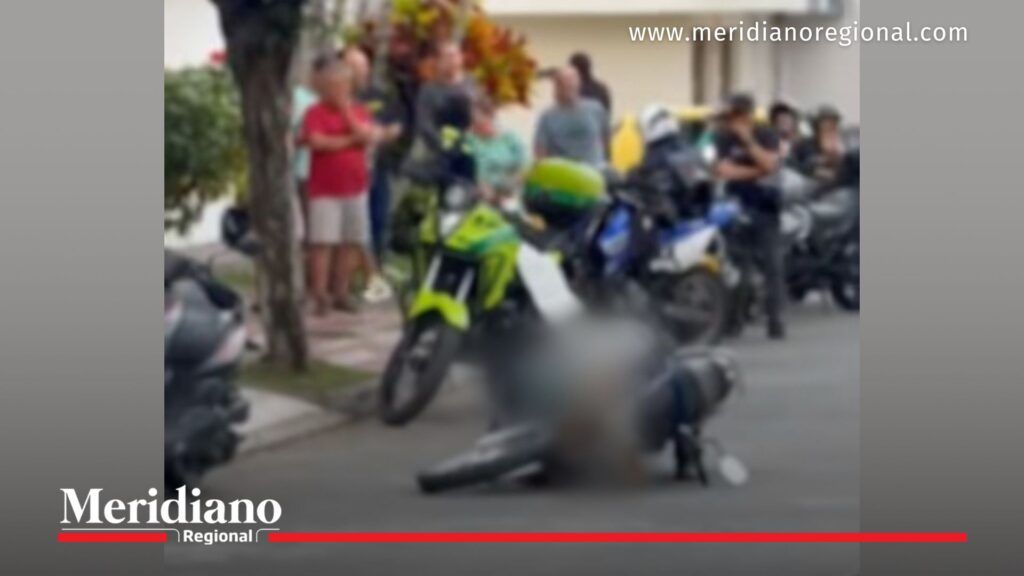 Escena de balacera en Tuluá con motocicleta en el suelo y presencia de autoridades en barrio Nuevo Alvernia imagen difuminada por respeto a la víctima