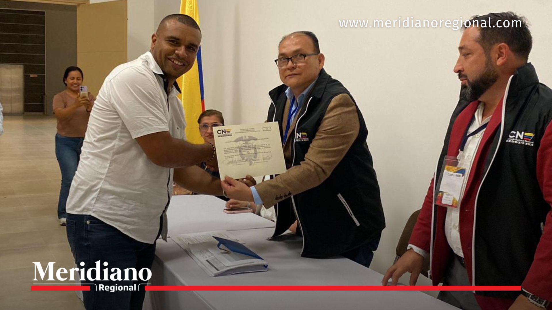 Esneyder Gómez Salamanca recibe su credencial del CNE durante la ceremonia oficial de la CITREP Cauca.