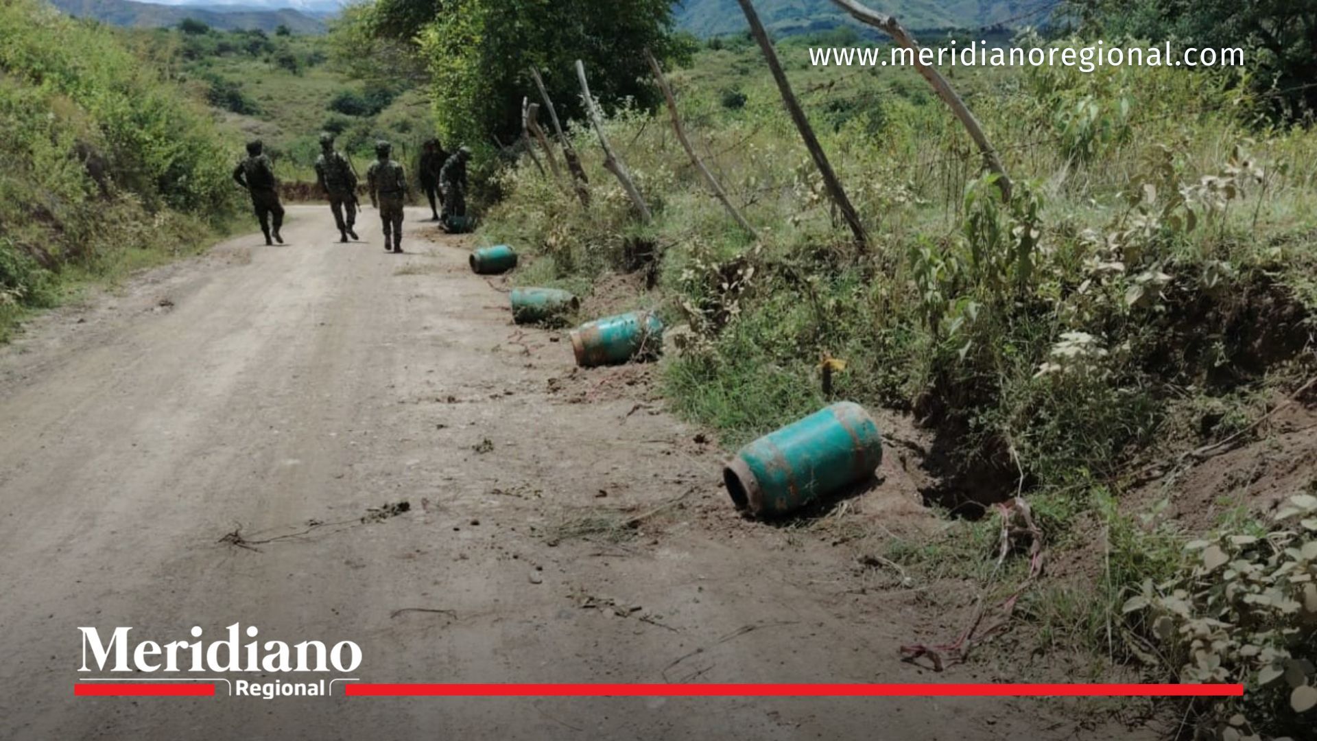 Tropas del Ejército inspeccionan cilindros acondicionados como explosivos en una vía rural de Mercaderes, Cauca.