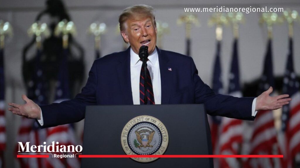 Donald Trump hablando en podio sobre plan militar EE.UU. en América Latina