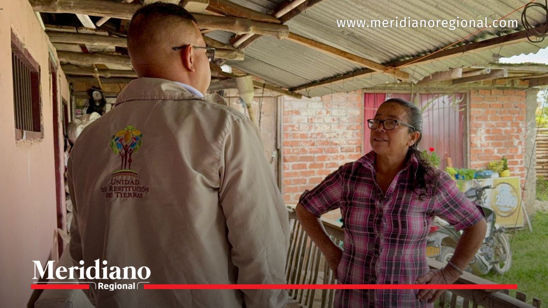 restitución de tierras en Cauca funcionario URT dialogando con campesina en zona rural