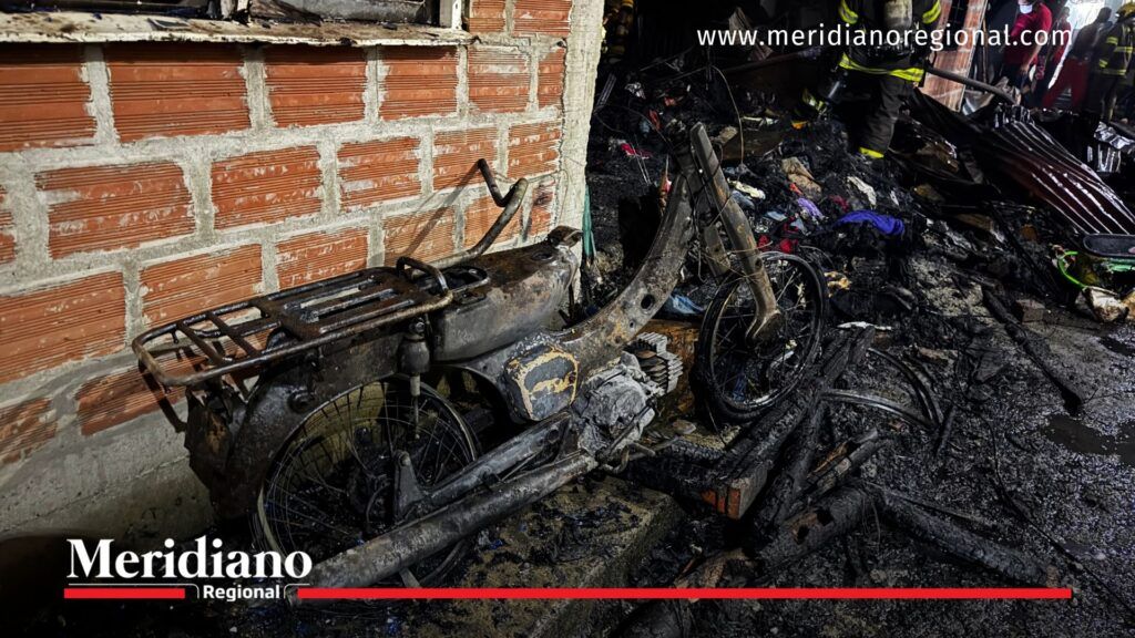 Incendio en Cali: motocicleta destruida por las llamas - Meridiano Regional incendio en Cali moto quemada daños materiales Nueva Esperanza Los Lagos Cali