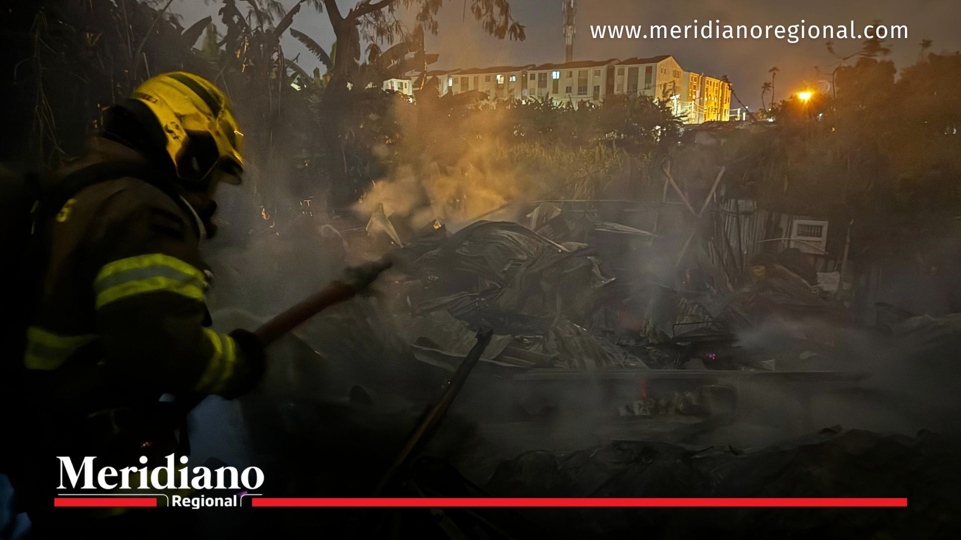 incendio en Cali bombero apagando fuego Nueva Esperanza Los Lagos emergencia madrugada Cali