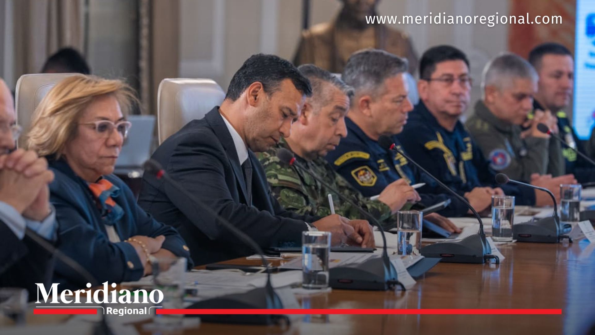 Ministro de Defensa y cúpula militar durante presentación del CONPES en consejo de ministros.
